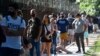 Personas mantienen la distancia social en el Parque Centenario para hacerse la prueba gratuita de COVID-19 en Buenos Aires, Argentina, el viernes 31 de diciembre de 2021. 