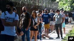 Personas mantienen la distancia social en el Parque Centenario para hacerse la prueba gratuita de COVID-19 en Buenos Aires, Argentina, el viernes 31 de diciembre de 2021. 