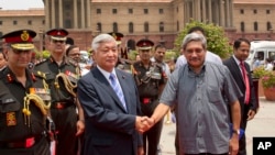 日本防衛相中谷元正（左）在印度進行短暫訪問，受到印度國防部長巴里卡歡迎。