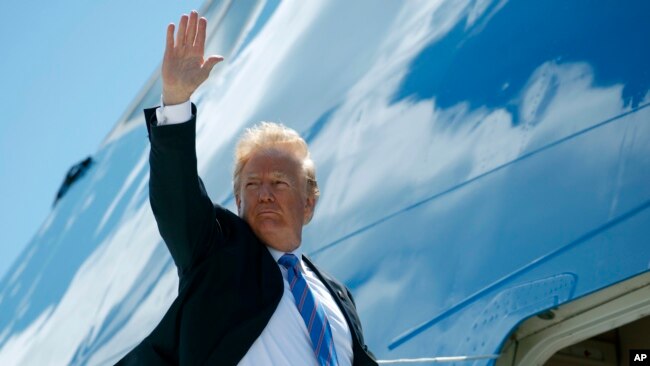 Ông Trump lên Air Force One ở Quebec (Canada) hôm 9/6, bắt đầu chuyến đi tới Singapore gặp lãnh tụ Bắc Hàn Kim Jong Un.