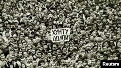 Orang-orang berkumpul untuk mendukung Presiden Soviet Mikhail Gorbachev dan menentang Komite Negara untuk menerapkan keadaan darurat di Leningrad pada 1991. (Foto: Reuters)