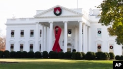 Severni ulaz u Belu kuću ukrašen je velikom crvenom trakom obeležavajući dan borbe protiv side, 1. decembra 2021. 