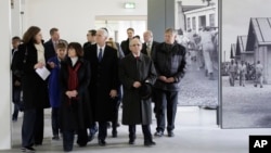 Wapres AS, Mike Pence, keempat dari kiri, dan istrinya Karen, ketiga dari kiri, berkunjung ke lokasi peringatan di bekas kamp konsentrasi Nazi di Dachau, dekat Munich, Jerman selatan (19/2). (foto: AP Photo/Matthias Schrader)