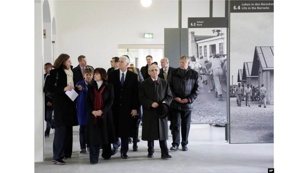 Potpredsednik SAD Majk Pens, četvrti s leva, sa suprugom Karen tokom posete memorijalu u bivšem nacističkom koncentracionom logoru u Dahauu, pored Minhena, u južnoj Nemačkoj, 19. februara 2017.