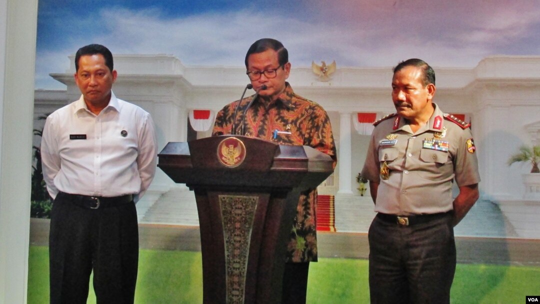 Sekretaris Kabinet Pramono Anung (tengah) saat memberikan keterangan pers di Kantor Presiden di Jakarta, Selasa 29/3 (VOA/Andylala).