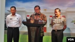 Sekretaris Kabinet Pramono Anung (tengah) saat memberikan keterangan pers di Kantor Presiden di Jakarta, Selasa 29/3 (VOA/Andylala).