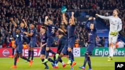 Les joueurs du PSG célèbrent après leur victoire en match de huitièmes de finale de la Ligue des champions contre Barcelone au stade du Parc des Princes à Paris, 14 février 2017.