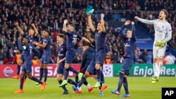 Les joueurs de Paris SG célèbrent après leur victoire au match aller des 16e de finale de la Ligue des Champions 4-0 contre le FC Barcelone au Parc des Princes, Paris, 14 février 2017.