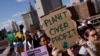 Manifestantes marchan por el Puente de Brooklyn para pedir el fin de la era de los combustibles fósiles, desde Foley Square en la ciudad de Nueva York, EE. UU., el 20 de septiembre de 2024. 