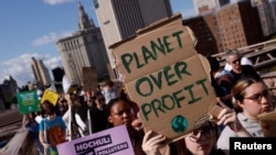 Manifestantes marchan por el Puente de Brooklyn para pedir el fin de la era de los combustibles fósiles, desde Foley Square en la ciudad de Nueva York, EE. UU., el 20 de septiembre de 2024. 