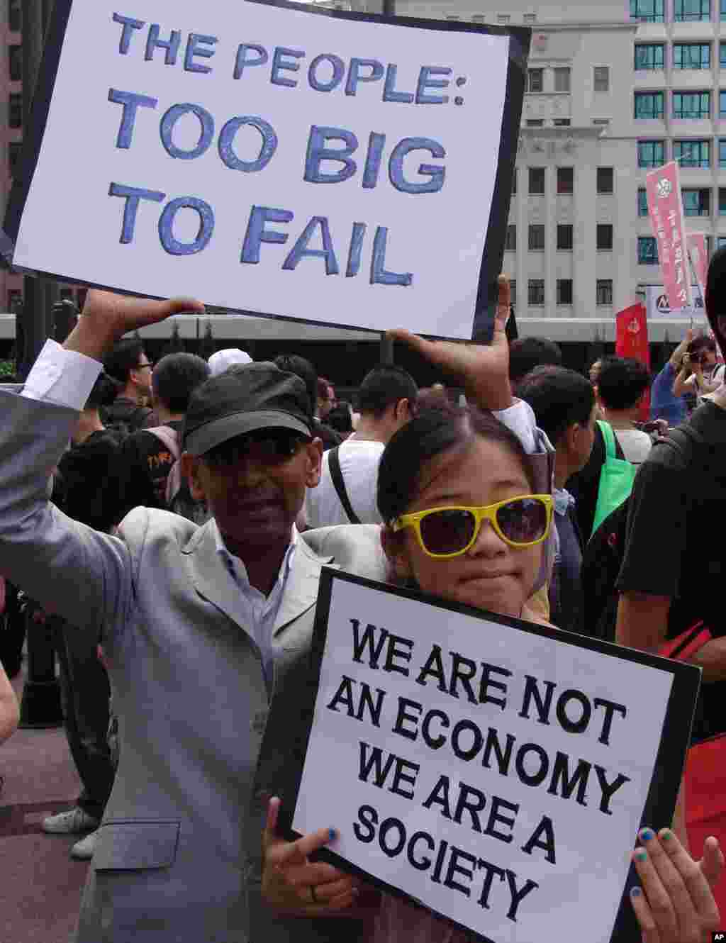 示威者举着标语牌