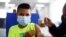 Un niño salvadoreño de 12 años recibe la primera dosis de una vacuna contra el COVID-19 en San Salvador el 23 de septiembre de 2021.