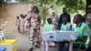 Des membres des forces de sécurité tchadiennes votent par anticipation pour les élections législatives, provinciales et locales à Koundoul, le 28 décembre 2024. AFP / Joris Bolomey