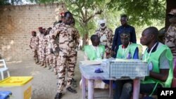 Des membres des forces de sécurité tchadiennes votent par anticipation pour les élections législatives, provinciales et locales à Koundoul, le 28 décembre 2024. AFP / Joris Bolomey