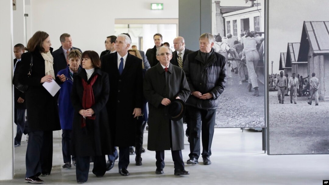Wapres AS, Mike Pence, keempat dari kiri, dan istrinya Karen, ketiga dari kiri, berkunjung ke lokasi peringatan di bekas kamp konsentrasi Nazi di Dachau, dekat Munich, Jerman selatan (19/2). (foto: AP Photo/Matthias Schrader)