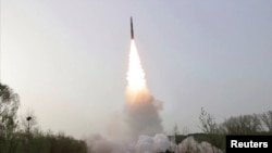 ພາບ​ນິ້ງຈາກວີ​ດິ​ໂອ ສະ​ແດງ​ໃຫ້​ເຫັນການ​ທົດ​ລອງ​ Hwasong-18 ທີ່​ເປັນລູກ​ສອນ​ໄຟ​ຂີ​ປະ​ນາ​ວຸດ​ຂ້າມ​ທະ​ວີບ​ (ICBM) ໃໝ່​ບັນ​ຈຸ​ເຊື້ອ​ໄປ​ທີ່​ແໜ້ນ ຢູ່​ບ່ອນ​ທີ່​ບໍ່​ເປີດ​ເຜີຍ ທີ່​ເຜີຍ​ແຜ່​ອອກ​ມາໂດຍ KCNA ຂອງ​ເກົາ​ຫລີ​ເໜືອ, ວັນ​ທີ 14 ເມ​ສາ, 2023 (ສະ​ໜອງ​ໃຫ້​ໂດຍ​ REUTERS TV/ຜ່ານ REUTERS)