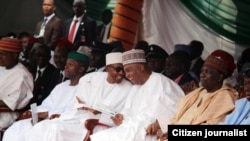 Le président Buhari, et le président du Sénat Bukola Saraki, lors de la fête d'indépendance du Nigéria, le 2 octobre 2015.