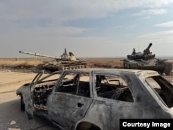 Uništena vozila i tenkovi u zračnoj bazi Mezzeh u blizini Damaska. Foto: Detektor