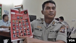 Kabid Humas Polda Sulawesi Tengah, AKBP Hari Suprapto memperlihatkan foto Mustafa Genc alias Mus’ab asal Uighur, China anggota Kelompok Santoso yang tewas di Poso (VOA/Yoanes).