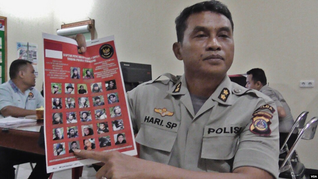 Kabid Humas Polda Sulawesi Tengah, AKBP Hari Suprapto memperlihatkan foto Mustafa Genc alias Mus’ab asal Uighur, China anggota Kelompok Santoso yang tewas di Poso (VOA/Yoanes).