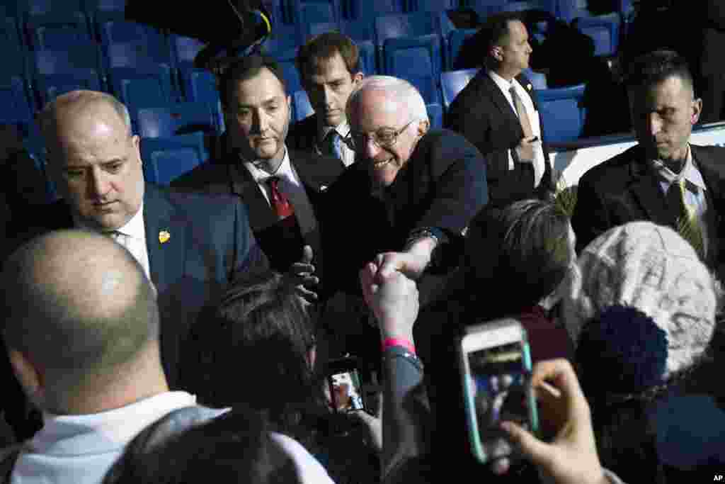 Kandidat capres dari Partai Demokrat Bernie Sanders, berjabat tangan dengan hadirin saat berkampanye di University of New Hampshire Whittemore Center Arena, 8 Februari 2016, di Durham, N.H.