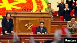 Aplausos y vivas para el nuevo presidente del partido norcoreano, Kim Jung Un.