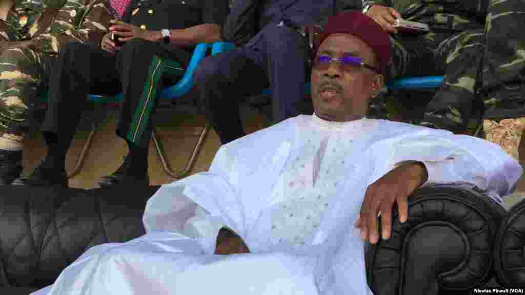 Le president du Niger, Mahamdou Issoufou, observe ses militants lors de son dernier meeting de campagne au stade Seyni Kountché de Niamey, 18 février 2016 (VOA/Nicolas Pinault)