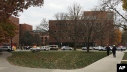 Polisi dikerahkan di kampus Ohio State University untuk mencari seorang penembak hari Senin (28/11). 