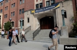 Spanduk "Selamat Datang" terlihat di gedung Universitas Michigan di Ann Arbor, Michigan, AS, 19 September 2018. (Foto: REUTERS/Rebecca Cook)