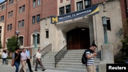 Spanduk "Selamat Datang" terlihat di gedung Universitas Michigan di Ann Arbor, Michigan, AS, 19 September 2018, sebagai ilustrasi. (Foto: Reuters / Rebecca Cook)