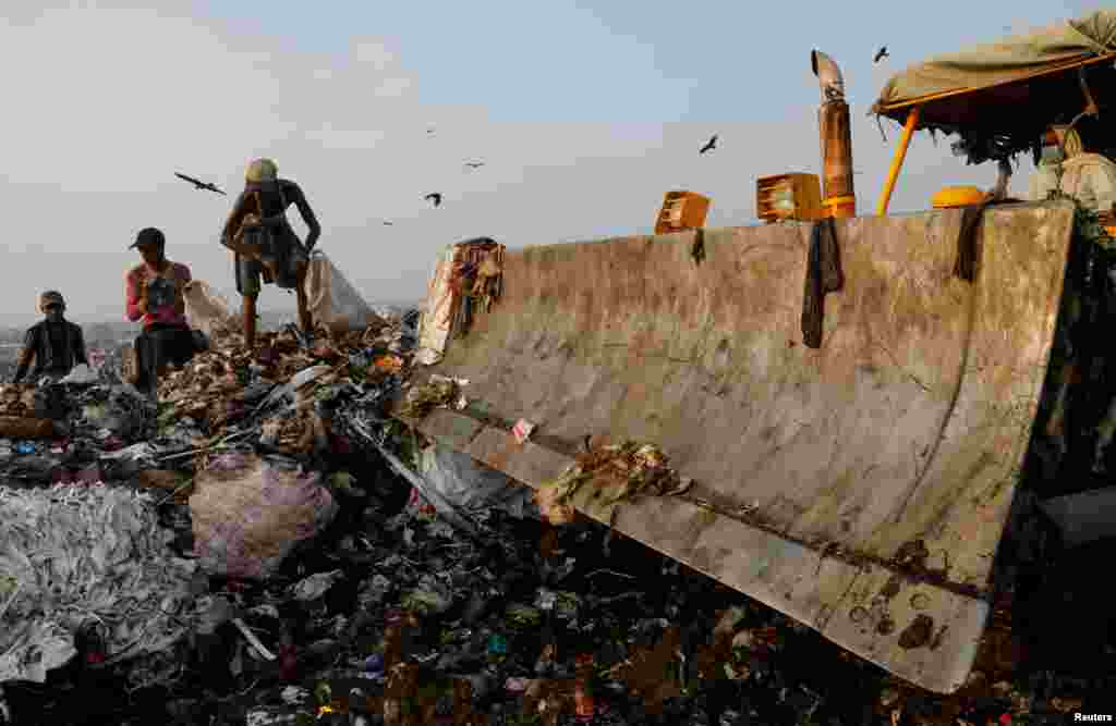 منصور خان کہتے ہیں کہ اگر ہم یہی سوچتے رہیں کہ مرجائیں گے تو کیا ہوگا؟ اور بیمار ہوگئے تو ہمارا کیا بنے گا؟ تو ایسی صورت میں پیٹ کی آگ کس طرح ٹھنڈی ہوگئی۔ موت تو بھوکا رہنے سے بھی ہو سکتی ہے۔ &nbsp;