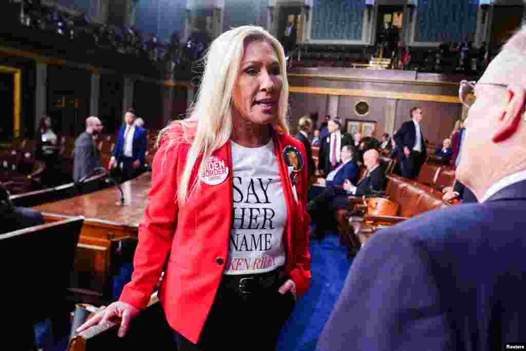 La representante republicana por Georgia, Marjorie Taylor Greene, lleva botones y una camiseta que hacen referencia a Laken Riley, un estudiante de enfermería de 22 años que fue asesinada en Georgia en febrero, un crimen por el que se ha culpado a un migrante venezolano que cruzó irregularmente a EEUU y fue liberado bajo parole.