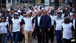 Presiden Paul Kagame (sweater biru) ikut serta dalam acara gerak jalan untuk memperingati 25 tahun genosida di Kigali, 7 April 2019. 