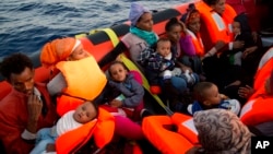 Trẻ em trên một chiếc thuyền được giải cứu khi tìm cách bỏ chạy khỏi Libya.