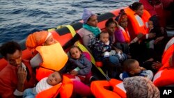 Migrants érythréens au cours d'une opération de sauvetage en mer Méditerranée, à environ 13 miles au nord de Sabratha, Libye, le lundi 29 août 2016. (AP / Emilio Morenatti)