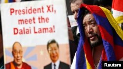 Pro-Tibet activists demonstrate during a visit by China's President Xi Jinping in Brussels, March 31, 2014.