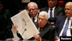 Sumamente enojado, el presidente palestino Mahmoud Abbas, compató el diseño de lo que sería Palestina, según el plan de paz de Donald Trump, con un queso suizo. Foto REUTERS