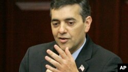 ARCHIVO - El representante David Rivera, republicano por Miami, hace su comentario final sobre el presupuesto el viernes 30 de abril de 2010 en Tallahassee, Fla. (AP Photo/Steve Cannon)