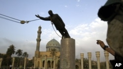 Hilweşandina Peykerê Sedam Husên li meydana Fîrdews li Bexda 2003ê