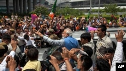 Lãnh đạo đảng đối lập Narendra Modi chào đón đám đông bên ngoài sân bay New Delhi, Ấn Độ, 17/5/2014.