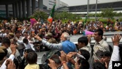 نارندرا مودی، نخست وزیر برگزیده هند هنگام ورود به دهلی نو با استقبال هوادارانش رو به رو شد.