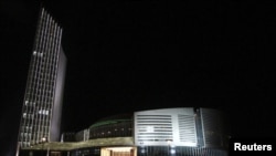 Vista nocturna da sede da União Africana em Adis Abeba