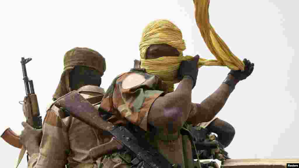 Un soldat tchadien arrange le foulard couvrant son visage lors de l&#39;avancée de son armée vers la ligne de front au cours de la bataille contre le groupe d&#39;insurgés Boko Haram à Gambaru, le 26 février 2015.