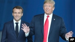 Le président français Emmanuel Macron et le président des États-Unis, Donald Trump, lors du sommet des chefs d'État et de gouvernement de l'OTAN au siège de l'OTAN à Bruxelles, le 11 juillet 2018.