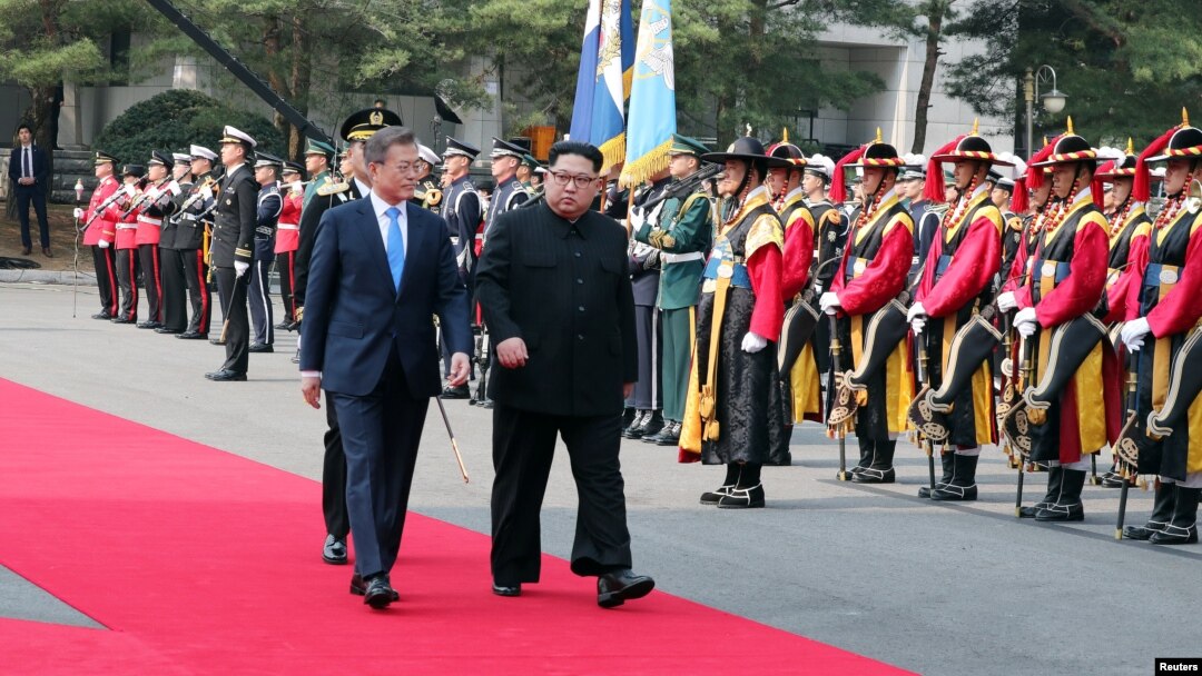 문재인 대통령 한국 대통령과 김정은 북한 국무위원장이 지난4월27일 판문점에서 사열을 받고 있다. (자료사진)