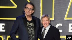 ARSIP – Foto bertanggal 16 Desember 2015 menampilkan Peter Mayhew, kiri, dan Harrison Ford di penayangan perdana film ‘Star Wars: The Force Awaken’ di Eropa, London, Inggris (foto: Jonathan Short/Invision/AP, Arsip)