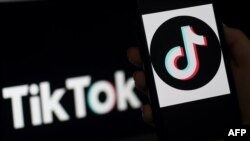 Logo TikTok di layar sebuah ponsel, 13 April 2020. 