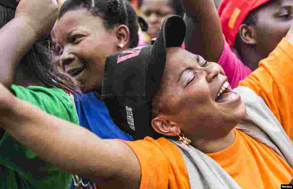 Jane Mukuninwa, 25, menari dalam kampanye gerakan anti kekerasan terhadap perempuan 'One Billion Rising' di Bukavu, Kongo (14/2).