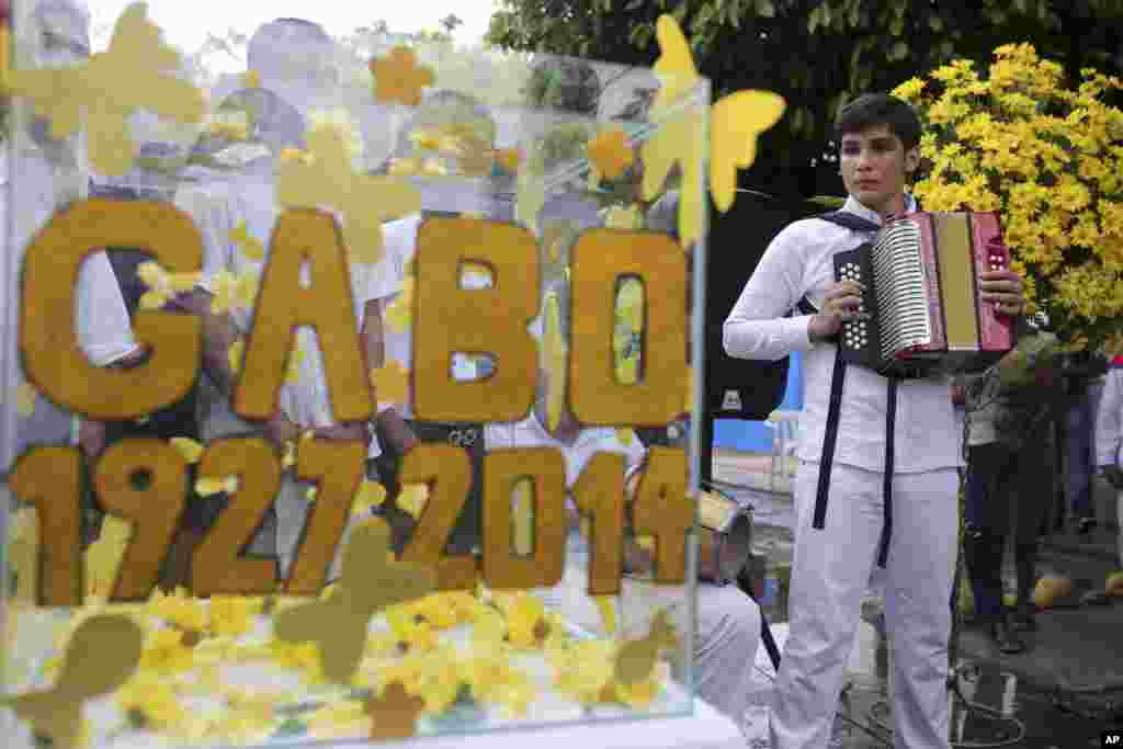 An accordionist looks at a box with messages to late Colombian Nobel laureate Gabriel Garcia Marquez during a symbolic funeral in front of the house were he was born in Aracataca, his hometown on Colombia&#39;s Caribbean coast, April 21, 2014.