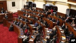 Legisladores peruanos escuchan mientras el Primer Ministro Salvador del Solar pide un voto de confianza en el Congreso, en Lima, Perú, el martes 4 de junio de 2019.